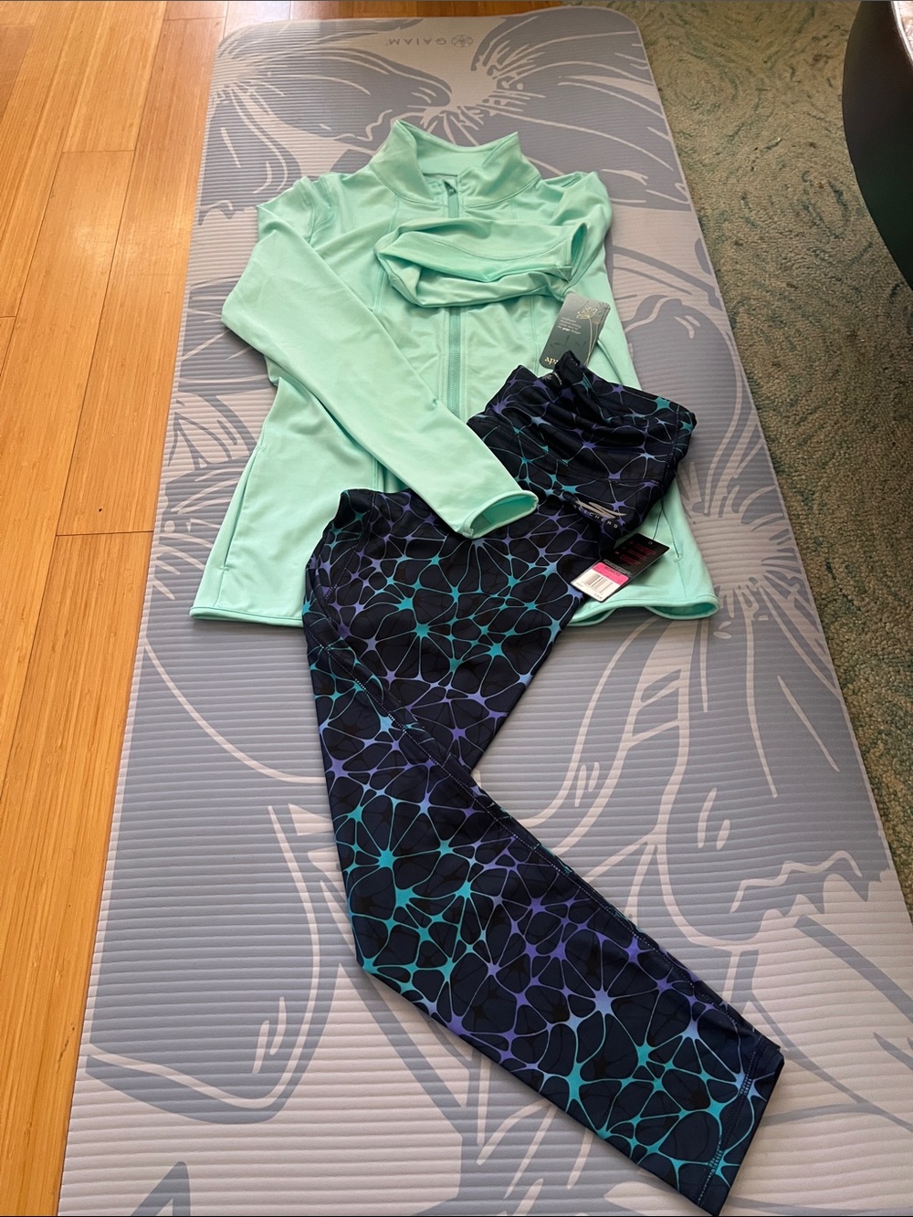 Light Mint Zip-Front Athletic Top and Navy Teal Patterned Leggings Set.